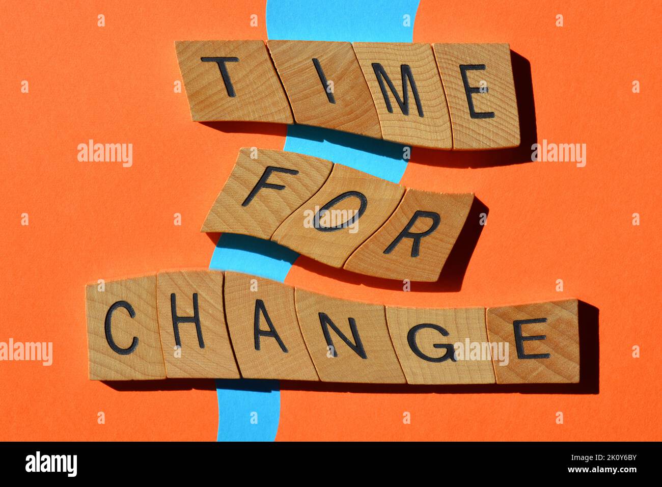Tempo per il cambiamento, parole in alfabeto di legno etters isolato sullo sfondo Foto Stock