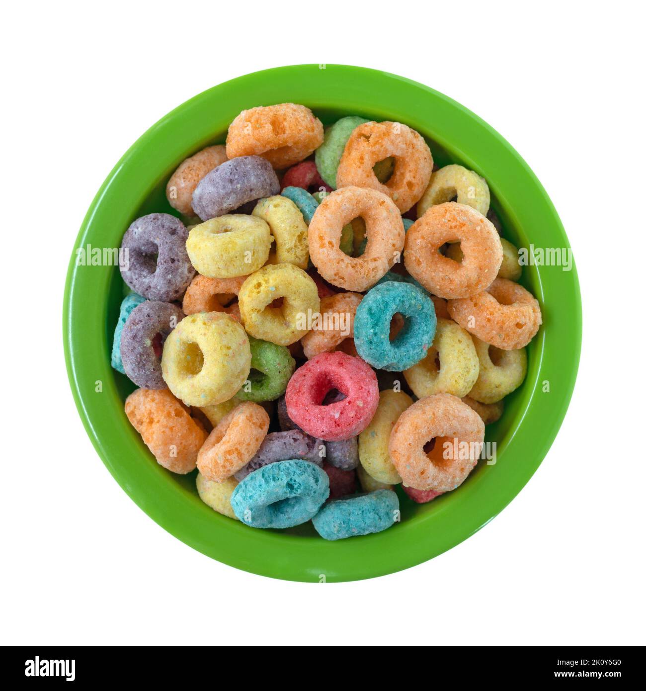 Ciotola verde piena di cereali colorati di avena da colazione su isolato su uno sfondo bianco. Foto Stock