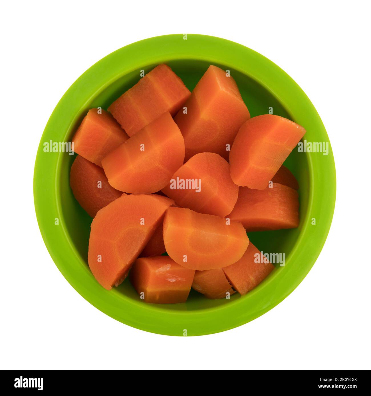 Vista dall'alto delle carote sottaceto in una ciotola verde isolata su sfondo bianco. Foto Stock