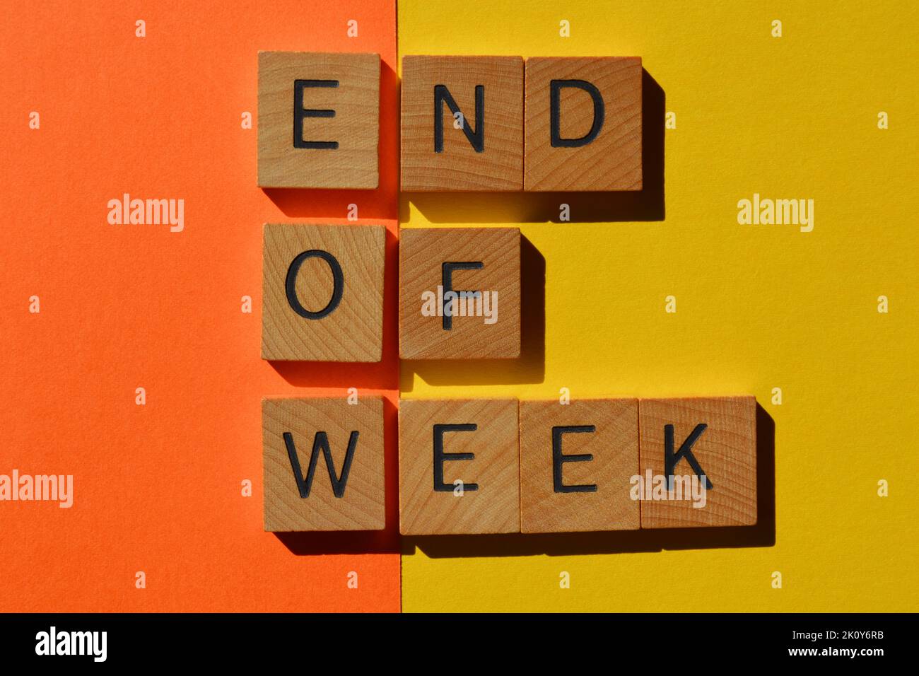 E o W Abbreviazione di fine settimana in lettere alfabetiche di legno isolate su sfondo arancione e giallo Foto Stock