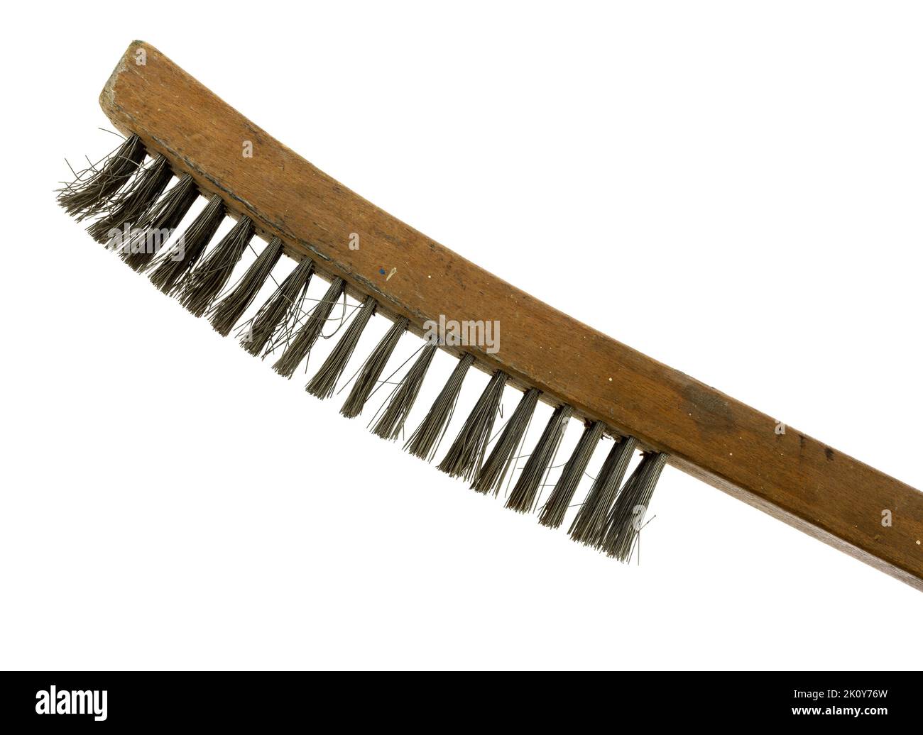Vecchia spazzola metallica per manico in legno con fili piegati e manico macchiato su sfondo bianco. Foto Stock