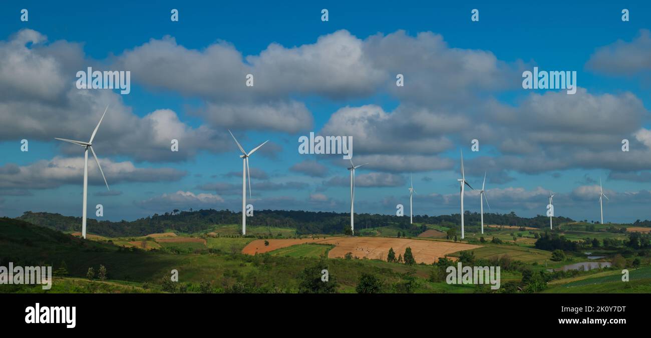 Paesaggio di turbine eoliche su colline con sfondo cielo blu. Concetto di energia rinnovabile Foto Stock
