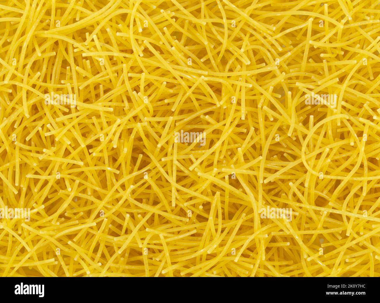 Una vista molto ravvicinata di spaghetti secchi e sottili. Foto Stock