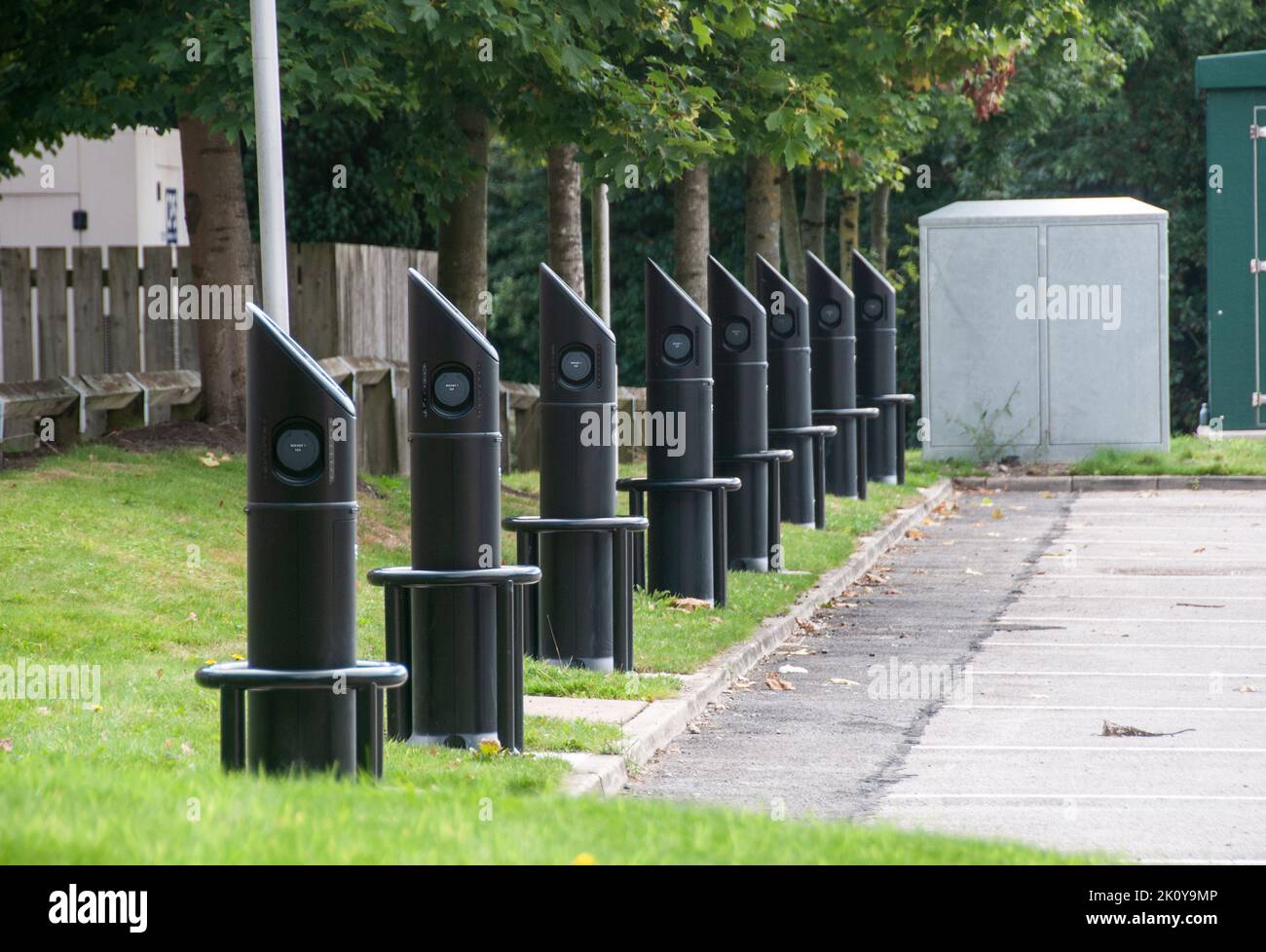 In tutto il Regno Unito - punti di ricarica per veicoli elettrici, in piedi come soldati in parata. Foto Stock