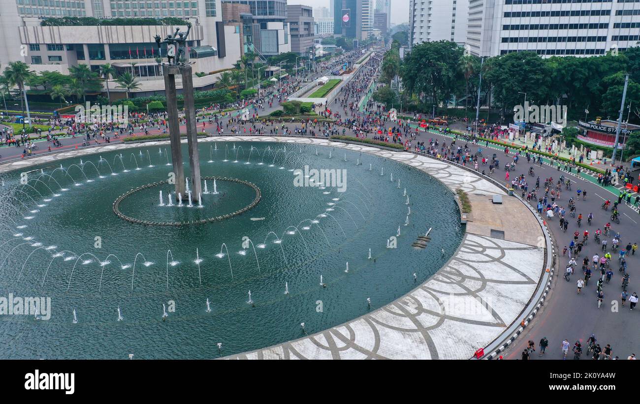 La gente gode il giorno libero dell'automobile, che accade ogni domenica mattina, sul viale di Sudirman nel cuore della capitale dell'Indonesia intorno al Bundaran Foto Stock