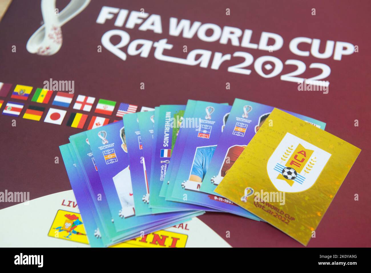 Bauru, Brasile - 12th SETTEMBRE 2022: Primo piano di panini Album Coppa del mondo FIFA 2022 - Qatar. Primo piano degli adesivi dell'album panini sulla scrivania. Hobbie da Foto Stock