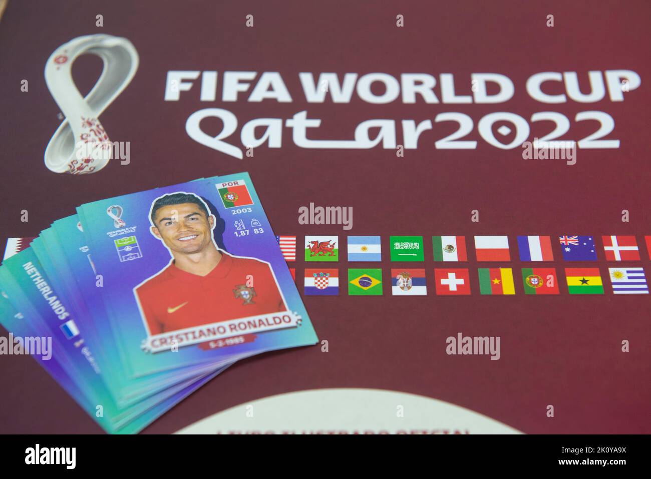 Bauru, Brasile - 12th SETTEMBRE 2022: Primo piano di panini Album Coppa del mondo FIFA 2022 - Qatar. Primo piano degli adesivi dell'album panini sulla scrivania. Hobbie da Foto Stock