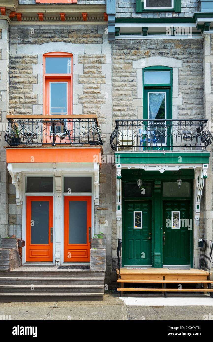 Porte colorate casa in le plateau Mont Royal Borough a Montreal, Quebec Foto Stock