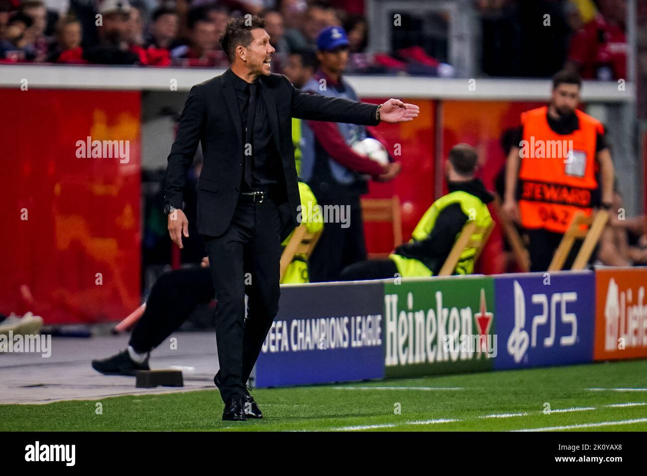 LEVERKUSEN, GERMANIA - 13 SETTEMBRE: Allenatore Diego Simeone di Atletico Madrid gesti durante la UEFA Champions League - incontro di Gruppo B tra Bayer Leverkusen e Atletico Madrid alla BayArena il 13 settembre 2022 a Leverkusen, Germania (Foto di Rene Nijhuis/Orange Pictures) Foto Stock