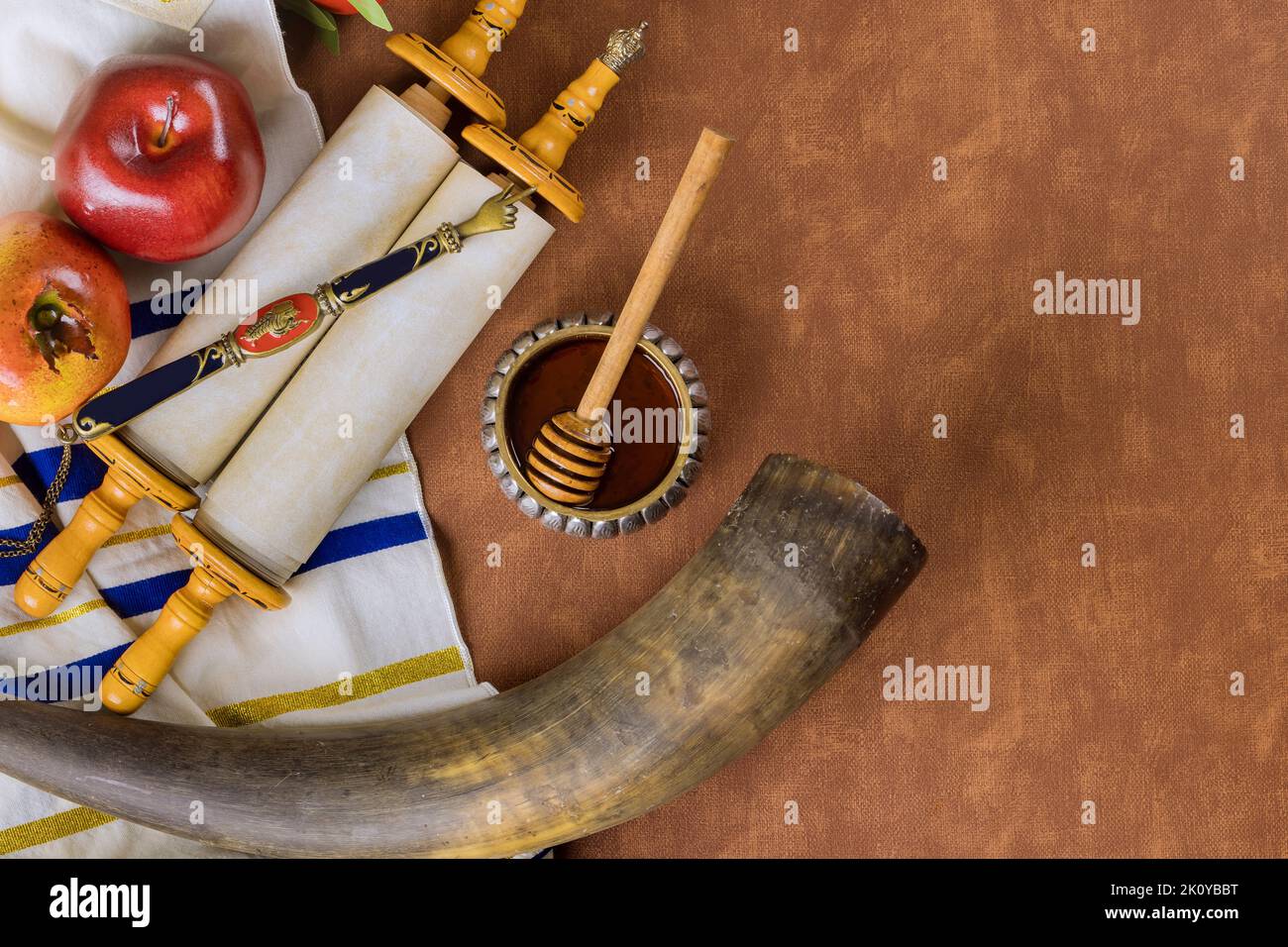 Mele, miele, melograni, shofar e melograno sono i simboli tradizionali associati a Rosh Hashanah, la festa ebraica di Capodanno Foto Stock