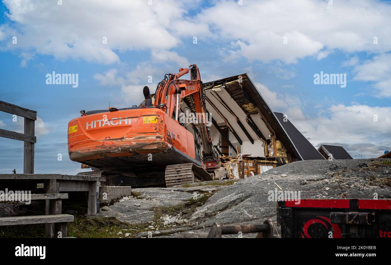 Primo piano di un escavatore standard o cingolato che ha abbattuto una casa a Nuuk, in Groenlandia, il 20 luglio 2022 Foto Stock
