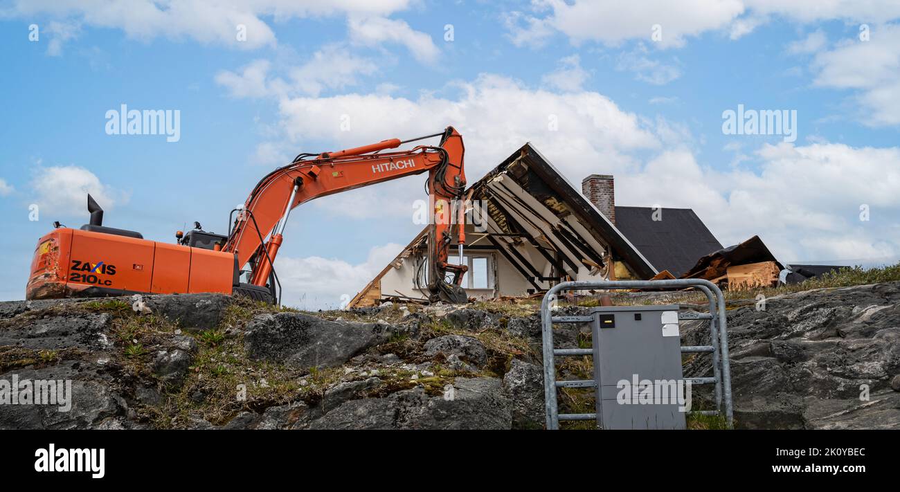 Primo piano di un escavatore standard o cingolato che ha abbattuto una casa a Nuuk, in Groenlandia, il 20 luglio 2022 Foto Stock