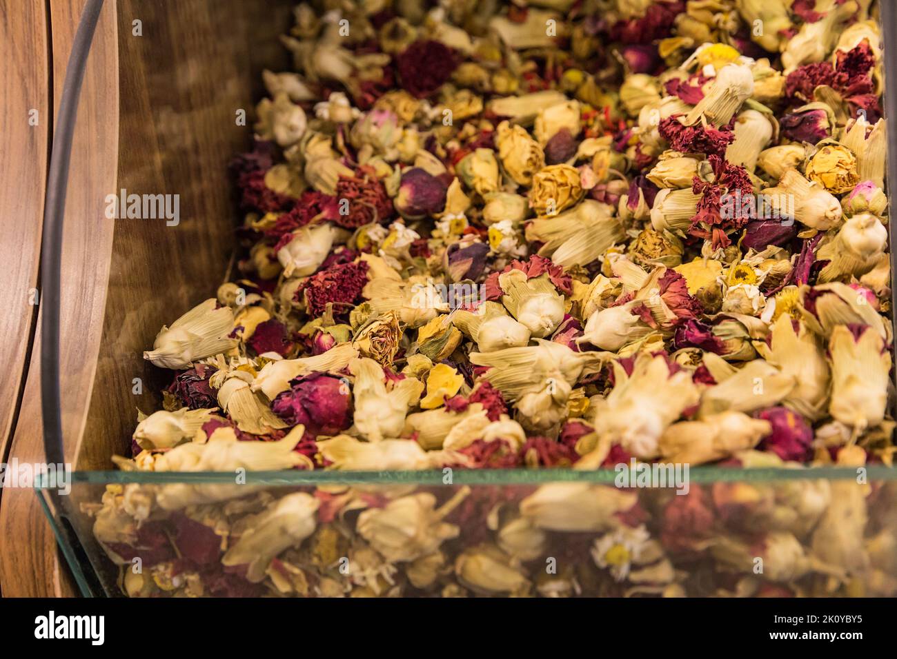 Tè di rose naturali secche in una scatola speciale sul mercato di strada Foto Stock