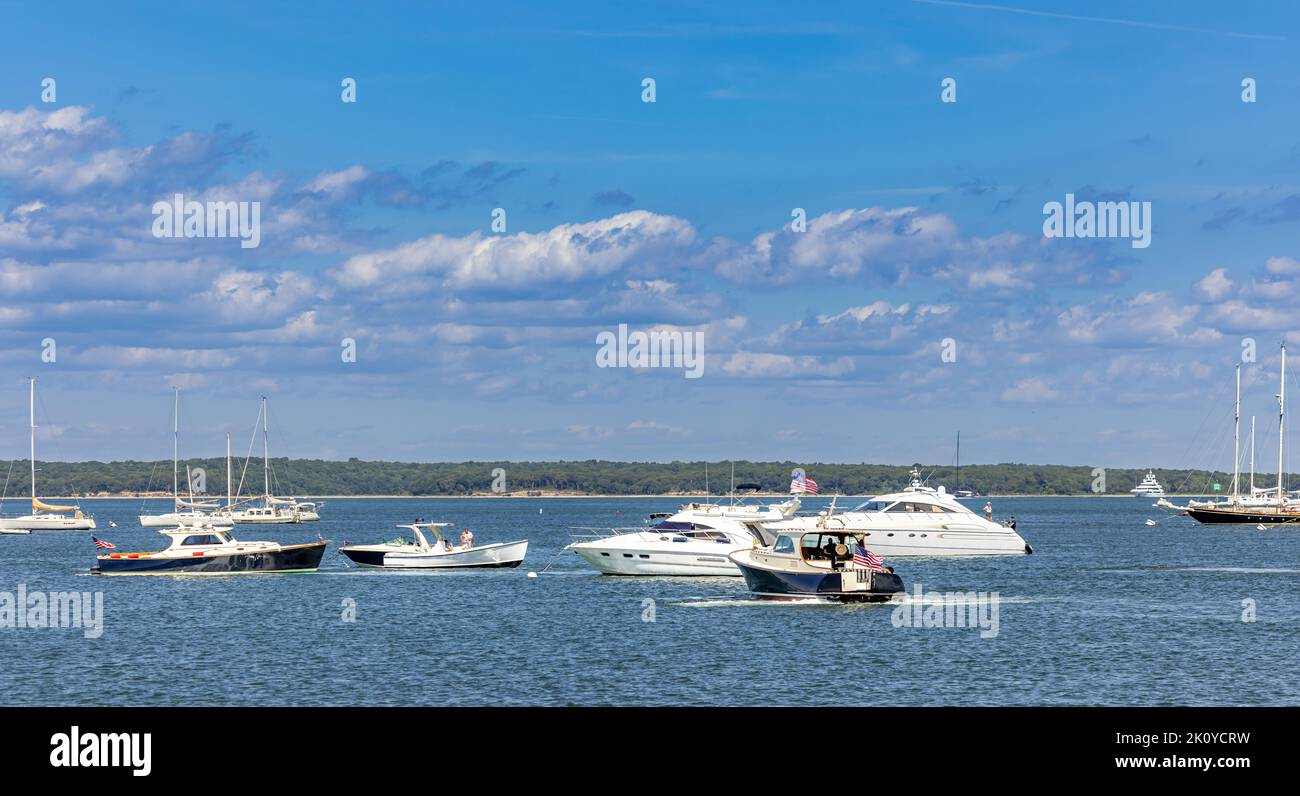 Gruppo di barche in arrivo e in partenza a Sag Harbor, NY Foto Stock