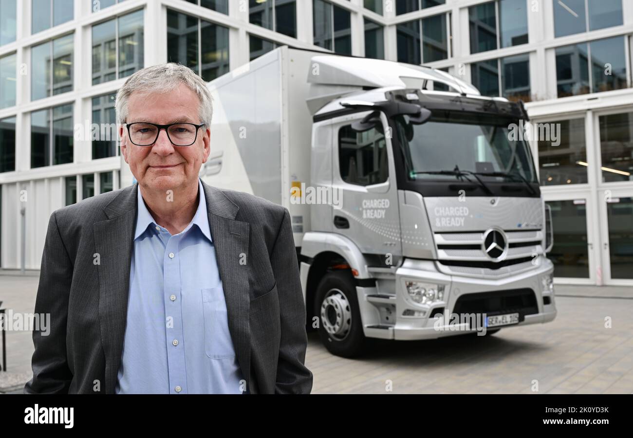 13 settembre 2022, Baden-Wuerttemberg, Leinfelden-Echterdingen: Martin Daum, CEO del costruttore di veicoli commerciali Daimler Truck, si trova di fronte a un camion eActros presso la sede centrale della società vicino Stoccarda. Foto: Bernd Weißbrod/dpa Foto Stock