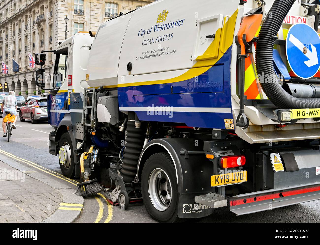 Londra, Regno Unito - Giugno 2022: Veicolo di pulizia stradale gestito dal City of Westminster council che lavora su una strada nel centro di Londra Foto Stock