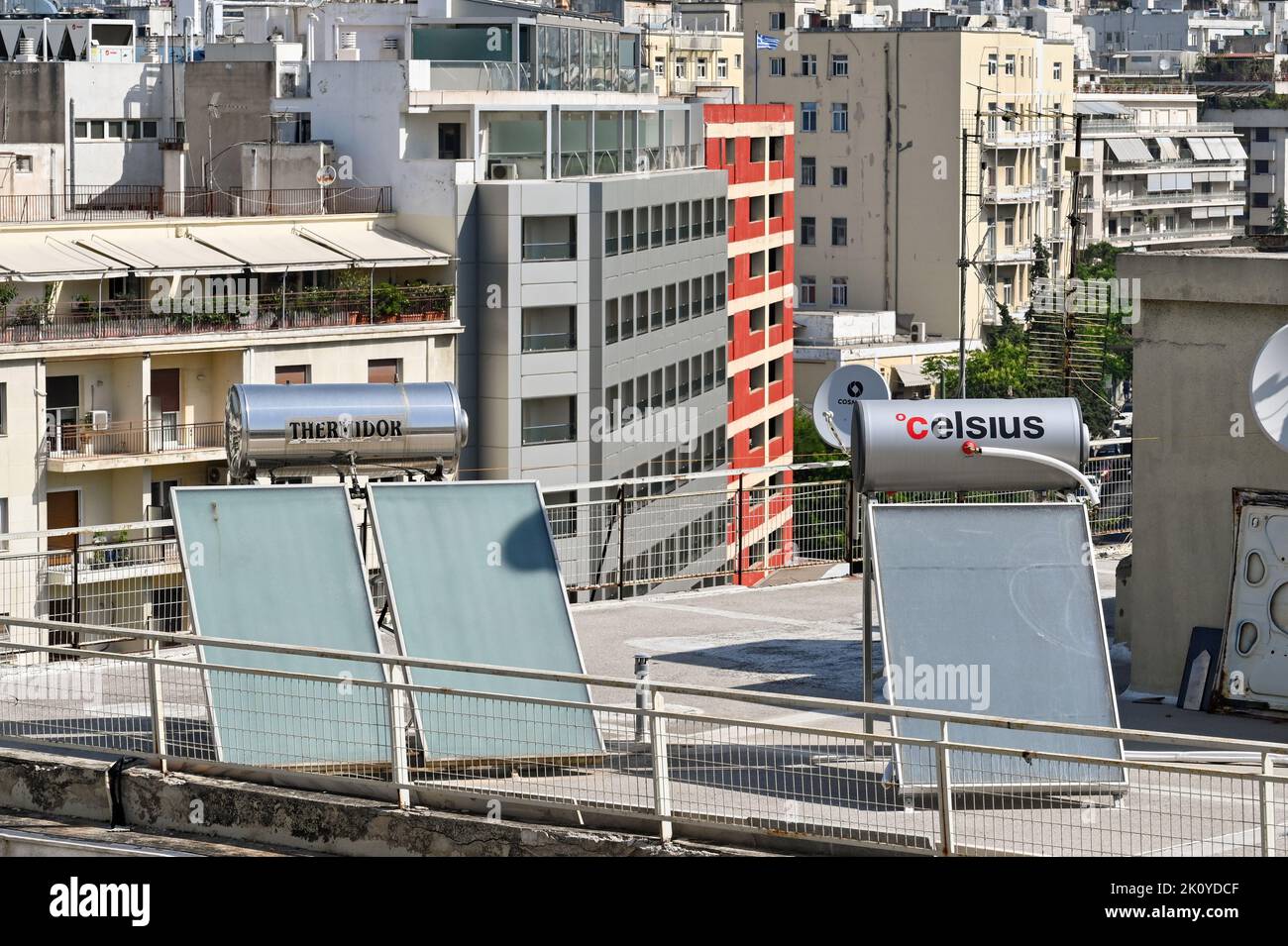 Atene, Grecia - Maggio 2022: Sistema di riscaldamento dell'acqua calda sul tetto di un edificio nel centro della città Foto Stock