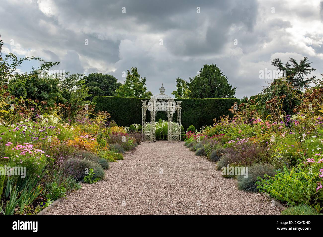 Arley Hall Gardens Cheshire Inghilterra UK guardando verso Arbour ornato Foto Stock