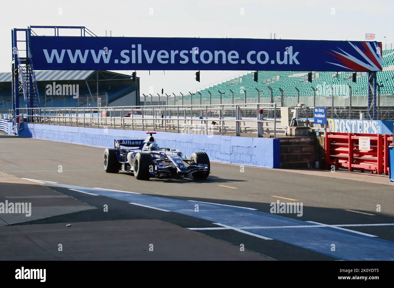 Wlliams Formula 1 entra nei box lungo la pit lane guidata da Alexander Wurz Silverstone Race Circuit UK 20 settembre 2006 Foto Stock