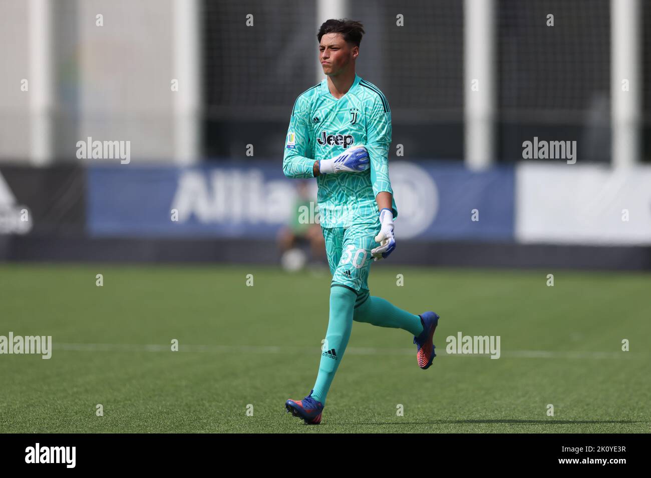 Vinovo, Italia. 14th Set, 2022. Giovanni Daffara della Juventus si porta in gol dopo che il compagno di squadra Simone Scaglia ha visto una carta rossa dall'arbitro HARM Osmers della Germania durante la partita della UEFA Youth League al Juventus Training Centre di Vinovo. Il credito per le immagini dovrebbe essere: Jonathan Moskrop/Sportimage Credit: Sportimage/Alamy Live News Foto Stock