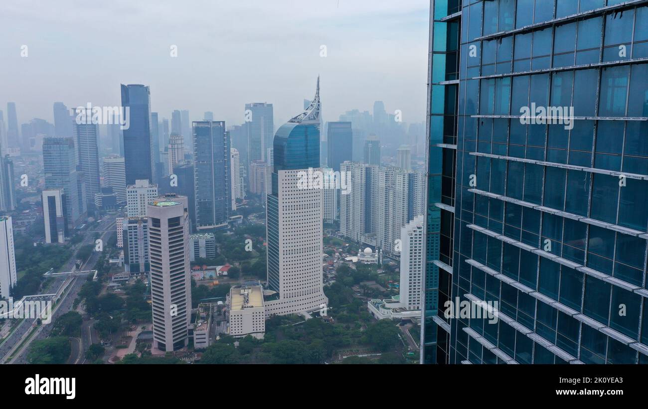 Splendida vista aerea di grattacieli ricoperti di misteri e alloggi nella città di Giacarta Foto Stock