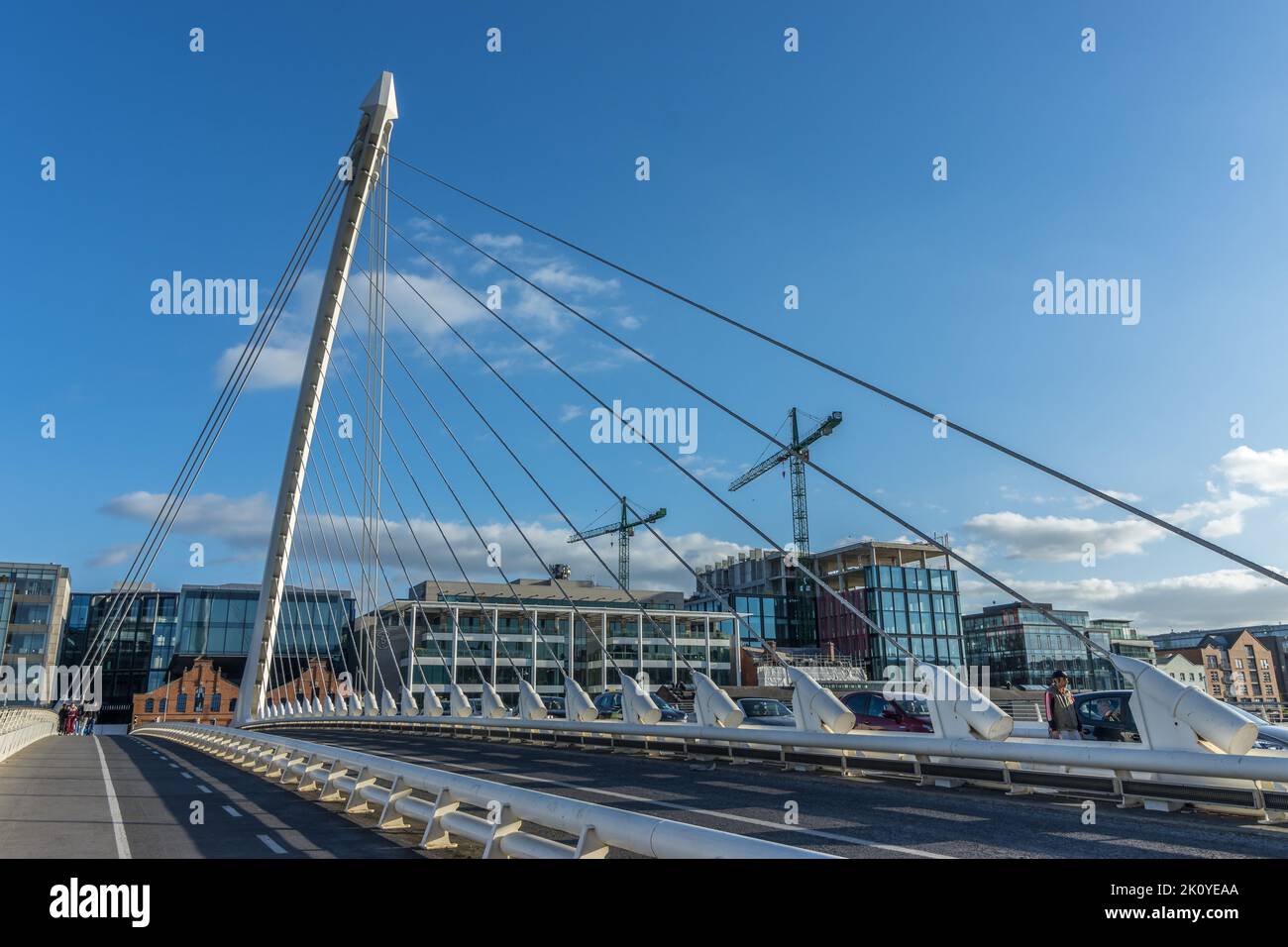 Un'immagine orizzontale della torre e dei cavi del ponte Samuel Beckett nell'area dei Docklands, Dublino, Irlanda. Foto Stock