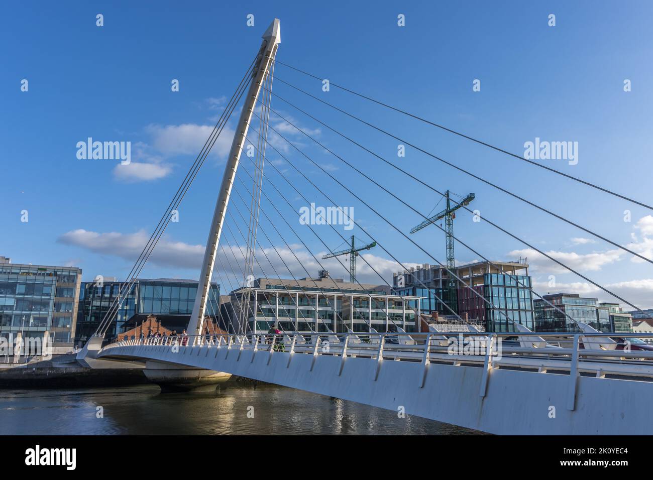 Un'immagine orizzontale della torre e dei cavi del ponte Samuel Beckett nell'area dei Docklands, Dublino, Irlanda. Foto Stock
