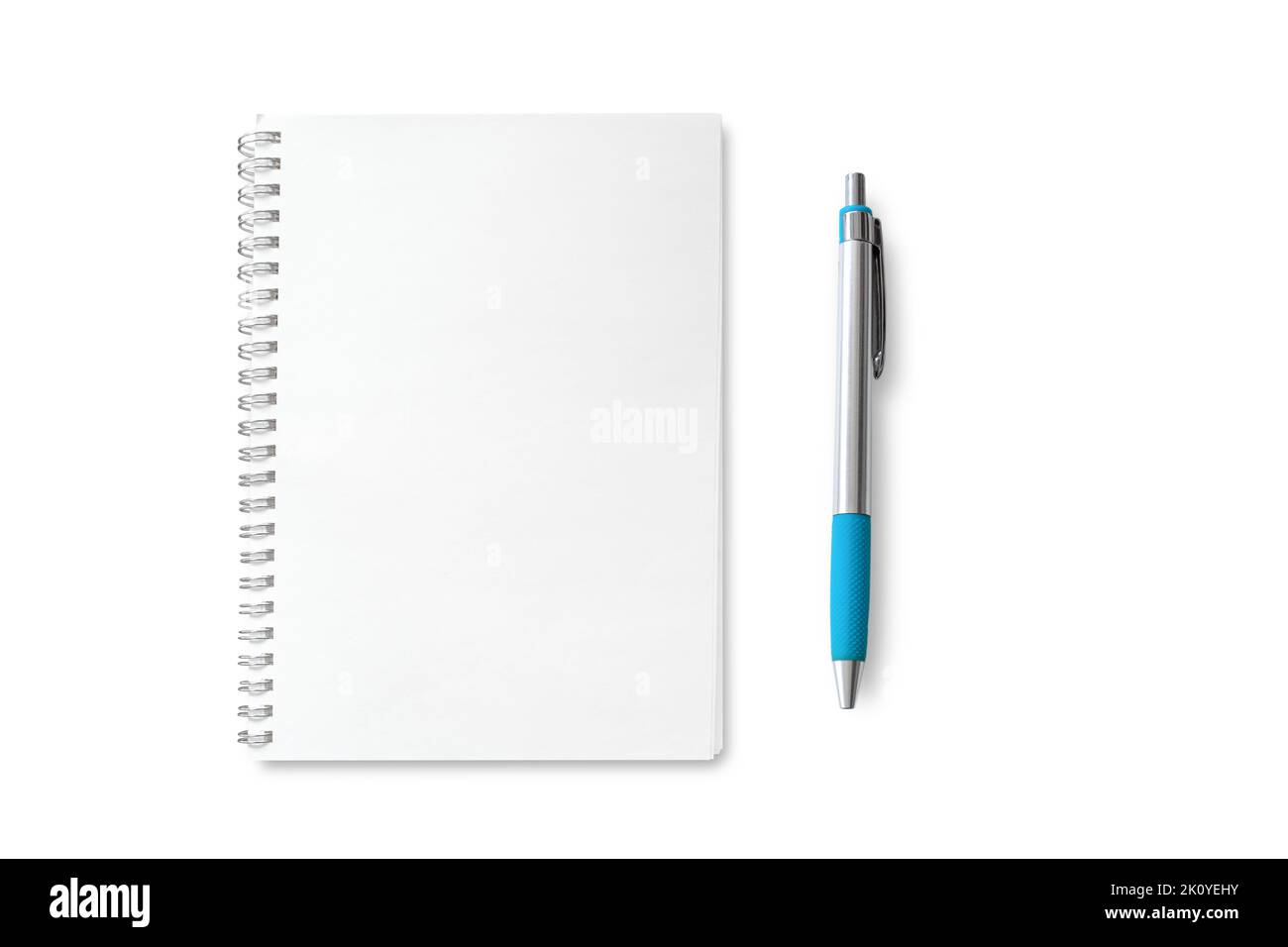 Notebook vuoto con penna isolata su sfondo bianco incluso percorso di ritaglio. Foto Stock