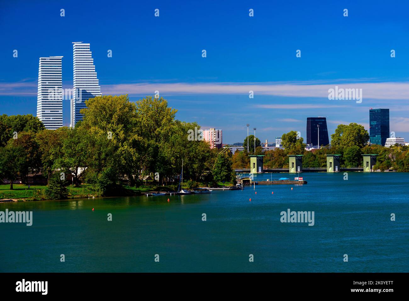 Lo skyline di Basilea è cambiato radicalmente con la costruzione delle Roche Towers, gli edifici più alti della Svizzera. Foto Stock