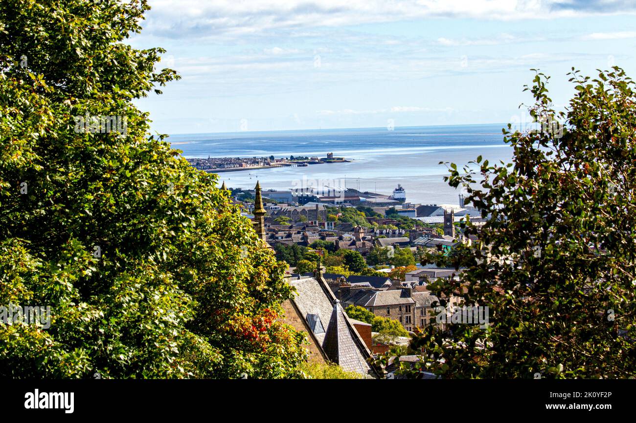 Dundee, Tayside, Scozia, Regno Unito. 14th Settembre 2022. UK Weather: Northeast Scotland ha sperimentato il clima caldo in settembre, con alti di 18°C.. Dalla collina di Law si osservano splendide vedute del fiume Tay e della città di Dundee grazie a una nuvola insolita, naturalmente bianca - grigia, che genera un'impressione blu attraverso il paesaggio scozzese. Credit: Dundee Photographics/Alamy Live News Foto Stock