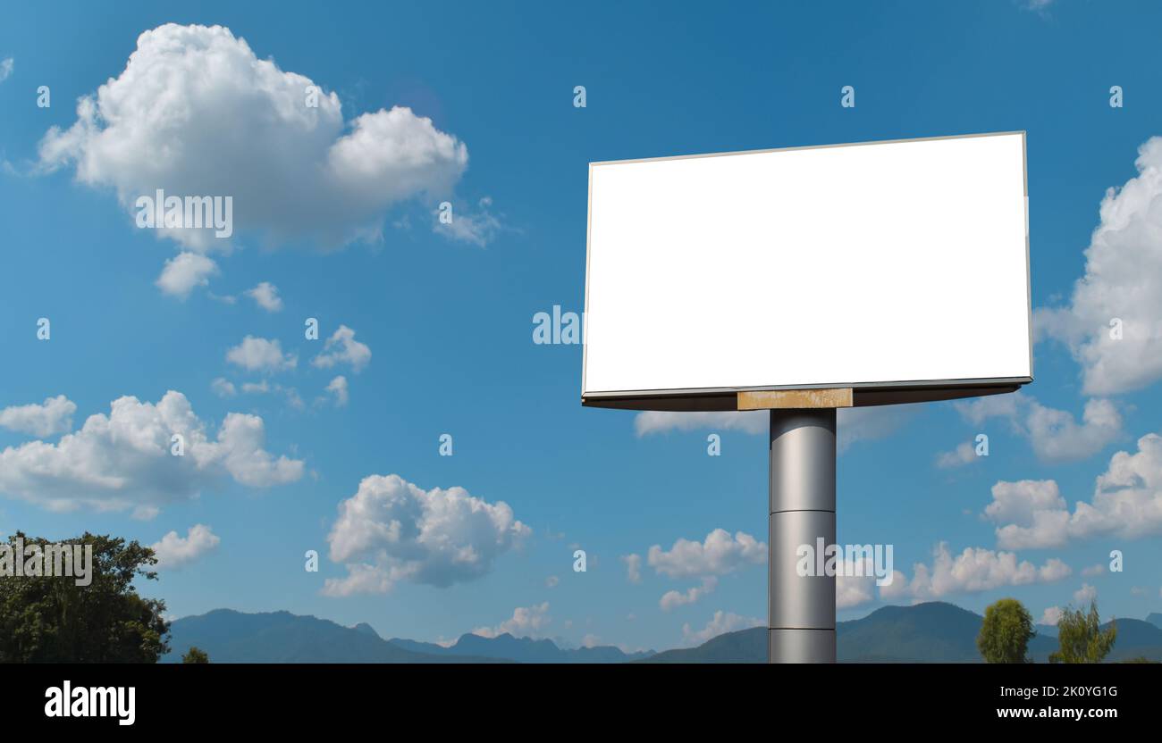 Cartellone vuoto con schermo vuoto su sfondo blu nuvola di cielo. Per il design o il testo della pubblicità. Modello mockup Foto Stock