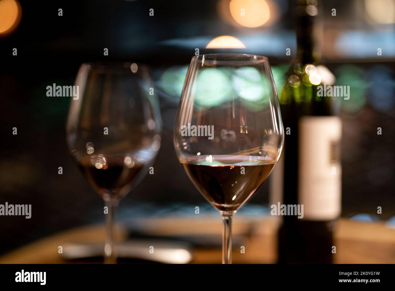 Bicchiere di vino e bottiglia di vino sul tavolo Foto Stock