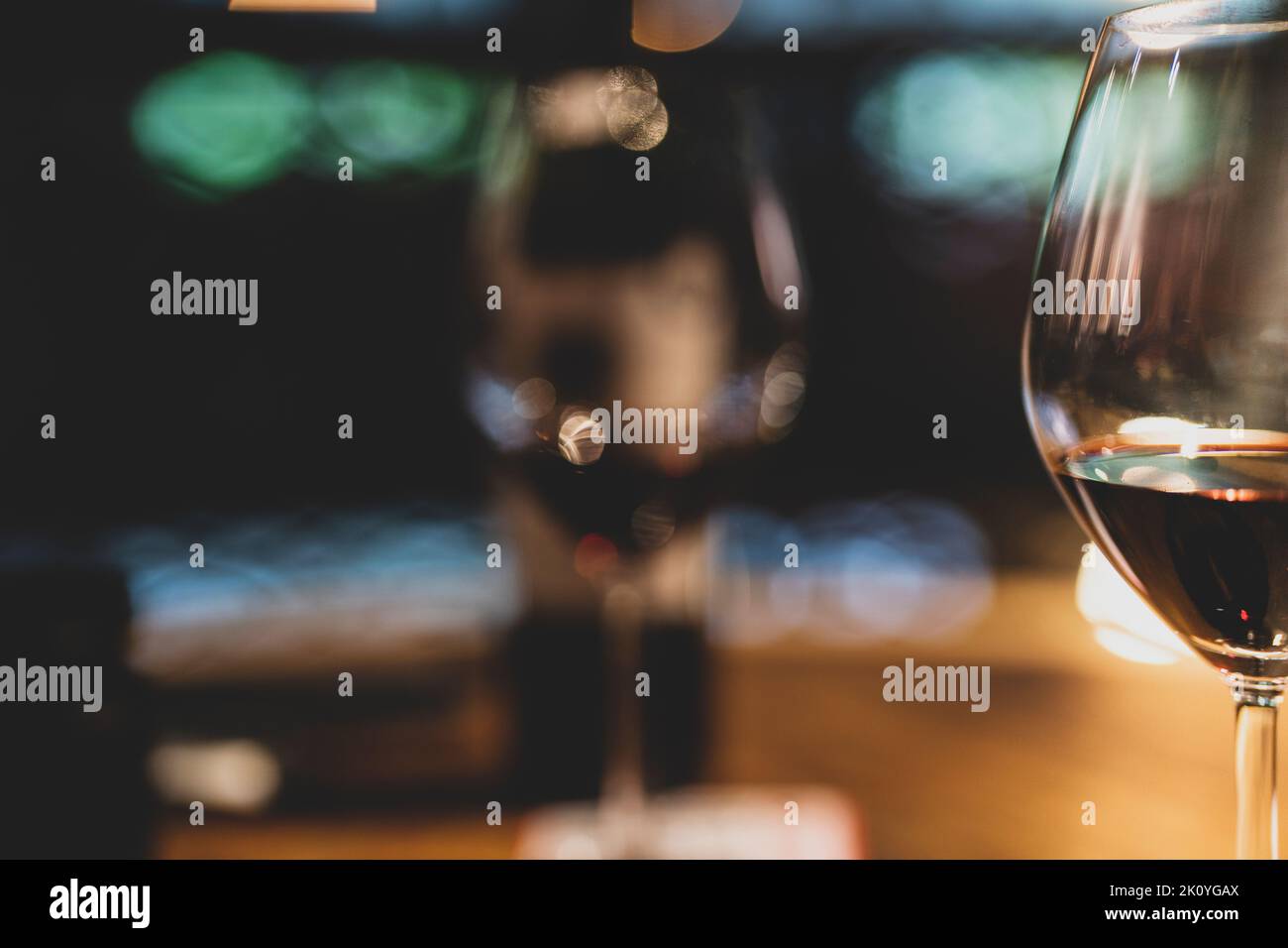 Bicchiere di vino e bottiglia di vino sul tavolo Foto Stock