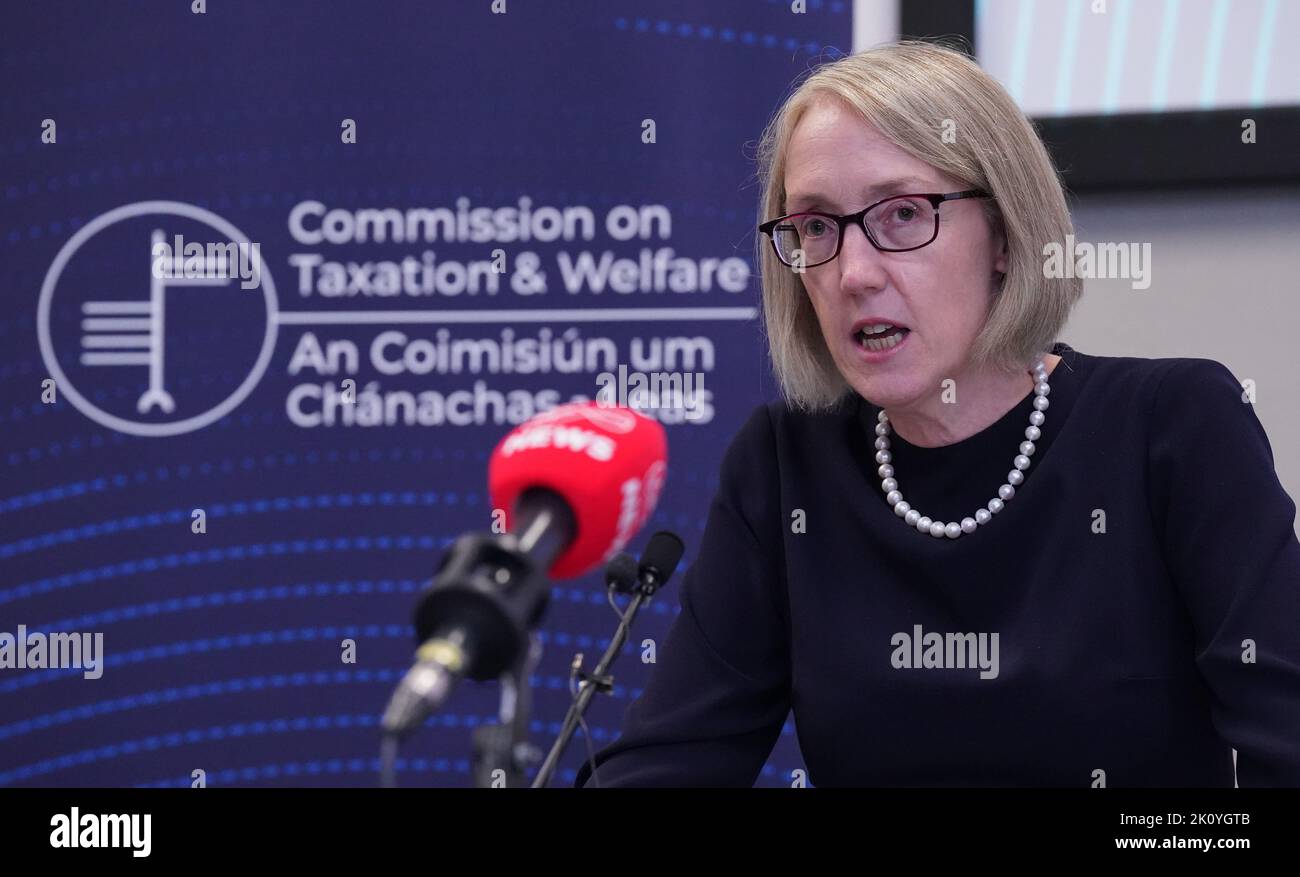 Il professor Niamh Moloney, intervenendo al lancio del rapporto della Commissione sulla fiscalità e il benessere alla Dublin City University. Data immagine: Mercoledì 14 settembre 2022. Foto Stock