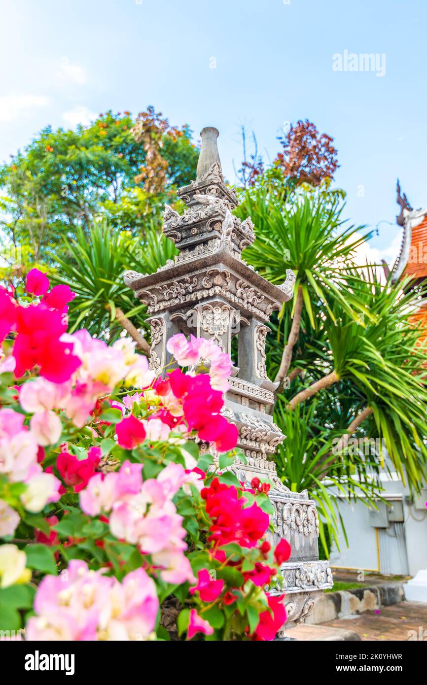 Luogo di preghiera e meditazione nella religione buddista. Posto in giardino con fiori in primo piano. Foto Stock