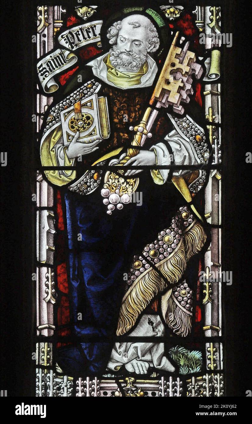 Vetrata di Percy Bacon & Brothers raffigurante San Pietro, Mawgan-in-Pyder, Cornovaglia Foto Stock