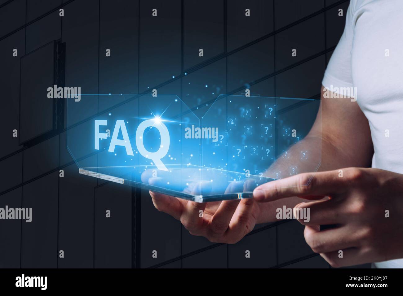 Concetto di domande e risposte o FAQ. Un display olografico con icone è tenuto da una persona Foto Stock