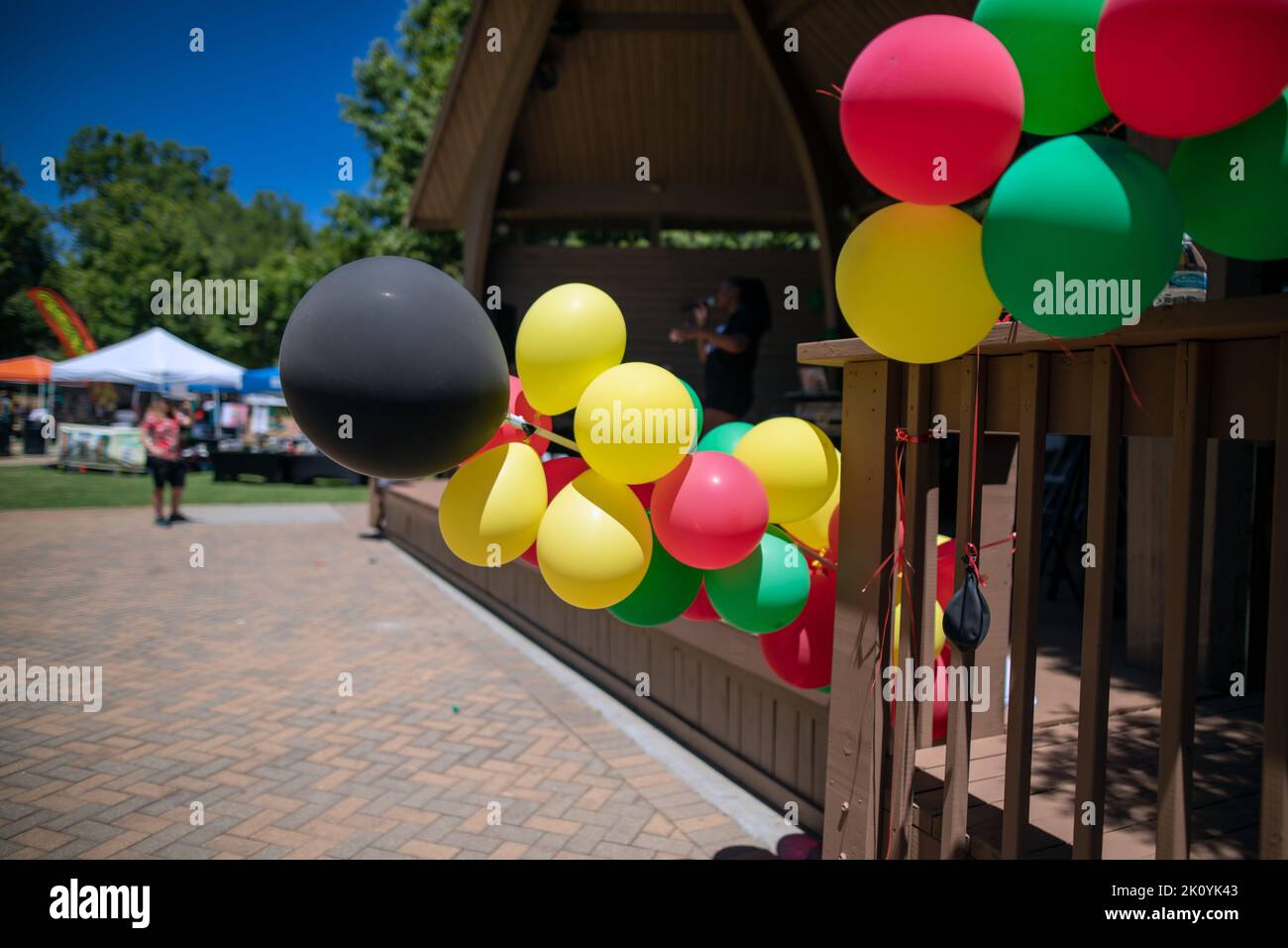Palloncini legati ad un palco Foto Stock
