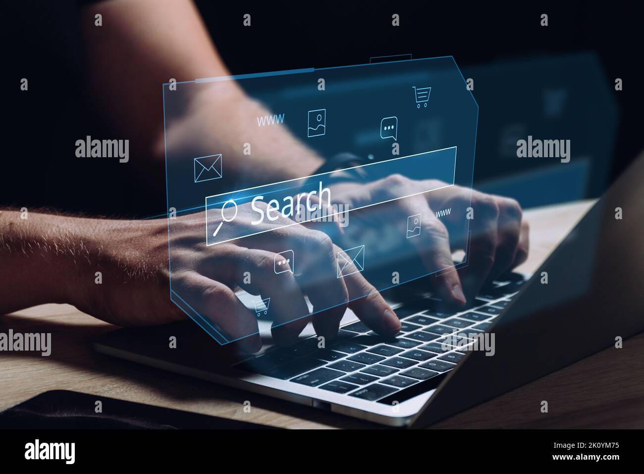 Ricerca su Internet nel mondo Internet. La persona sta lavorando dietro un computer portatile e un display olografico. Foto Stock