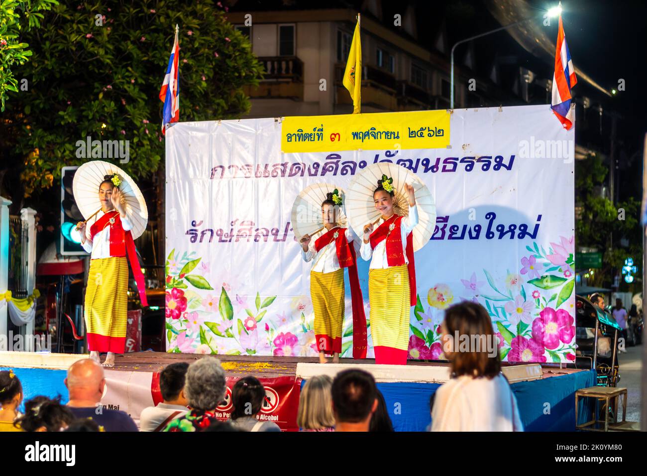 CHIANG mai, THAILANDIA - 3.11.2019: Gli artisti thailandesi stanno eseguendo danza tradizionale nella città di Chiang mai durante il mercato notturno. Foto Stock