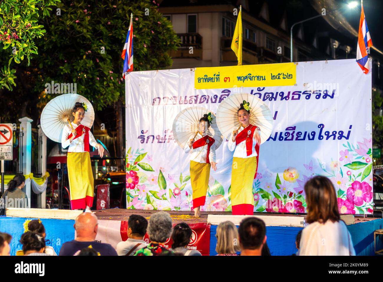 CHIANG mai, THAILANDIA - 3.11.2019: Gli artisti thailandesi stanno eseguendo danza tradizionale nella città di Chiang mai durante il mercato notturno. Foto Stock