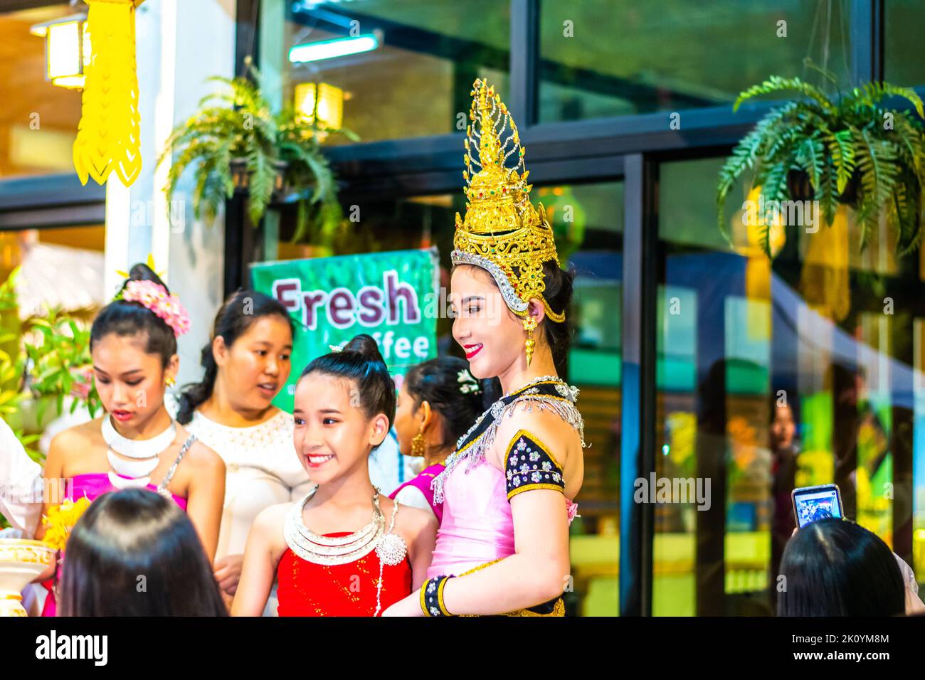 CHIANG mai, THAILANDIA - 3.11.2019: Gli artisti thailandesi stanno eseguendo danza tradizionale nella città di Chiang mai durante il mercato notturno. Foto Stock