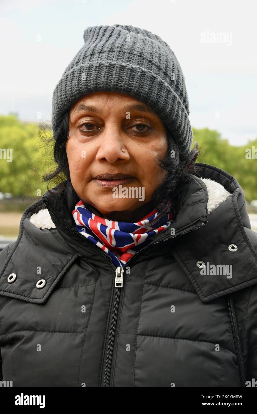 Londra, Regno Unito. Vanessa Nathakumaran, 56 anni, da Harrow era la prima in coda per la regina che giaceva nello stato, arrivando due giorni prima. Lambeth Bridge, Westminster. Credit: michael melia/Alamy Live News Foto Stock