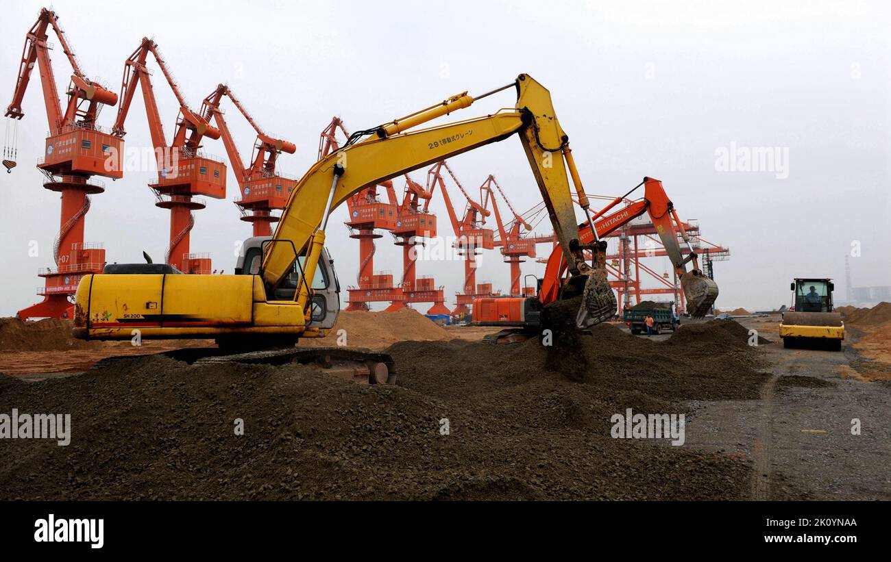 Qinzhou. 8th ago, 2009. Il file foto scattato il 8 agosto 2009 mostra il sito di costruzione di un pontile al porto di Qinzhou a Qinzhou, nella regione autonoma di Guangxi Zhuang, nel sud della Cina. Dopo 30 anni di sviluppo, il porto di Qinzhou è stato costruito in un terminal container intermodale marittimo-ferroviario internazionale, che opera su più di 60 rotte di servizio container con un collegamento a più di 200 porti in oltre 100 paesi e regioni in tutto il mondo. Credit: Zhang Ailin/Xinhua/Alamy Live News Foto Stock