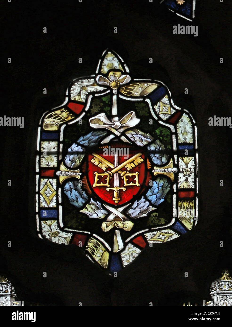 Vetrate di Percy Bacon & Brothers raffiguranti le braccia della diocesi di Exeter Foto Stock