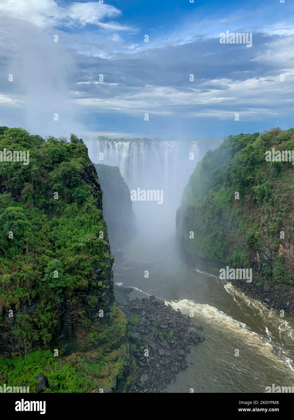 Cascate Vittoria nella stagione delle piogge con molta acqua e nebbia. Fotografato dal ponte. Foto Stock