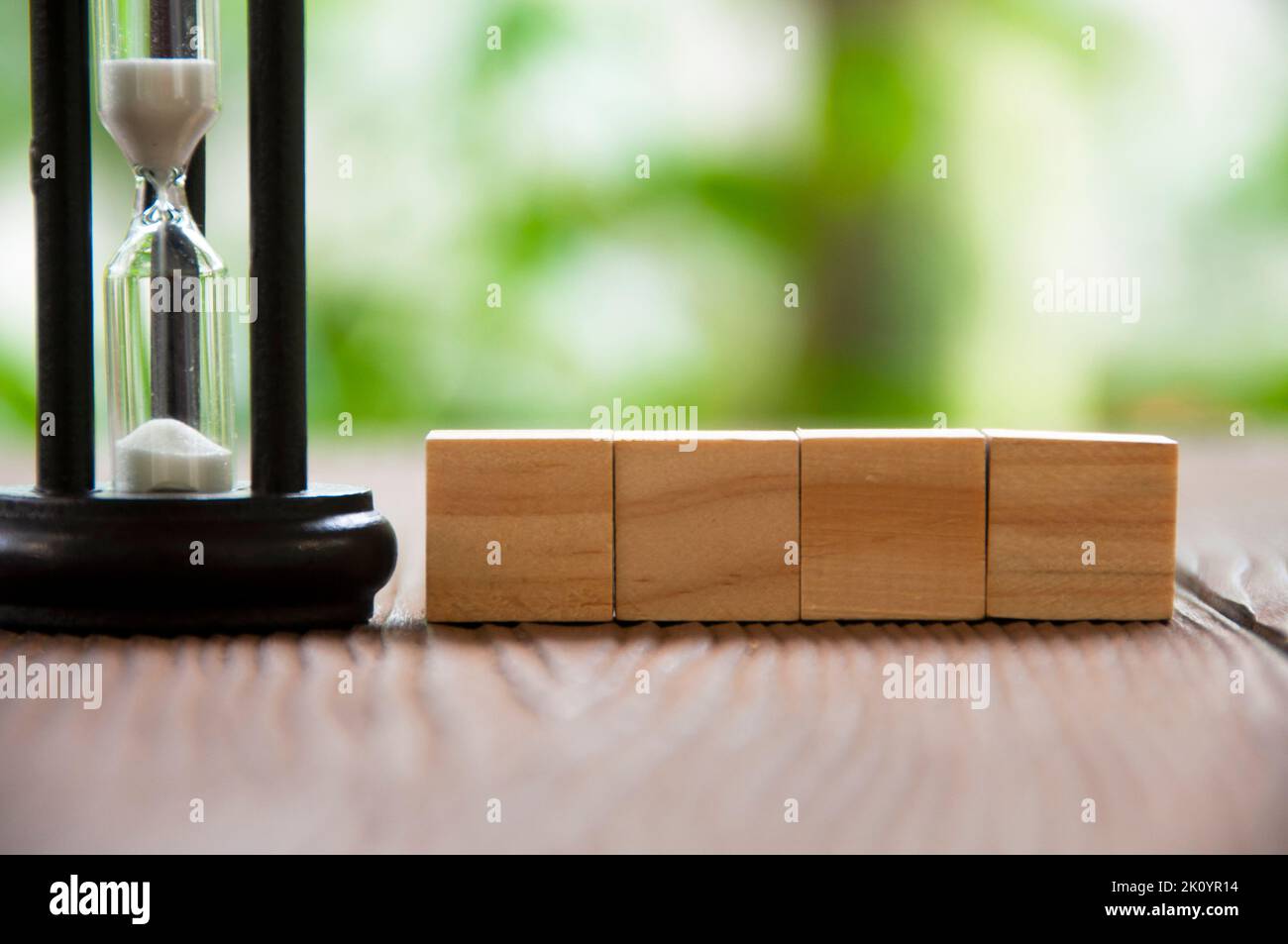 Blocchi di legno vuoti e vetri minuti con spazio personalizzabile per testo o idee. Spazio di copia. Foto Stock