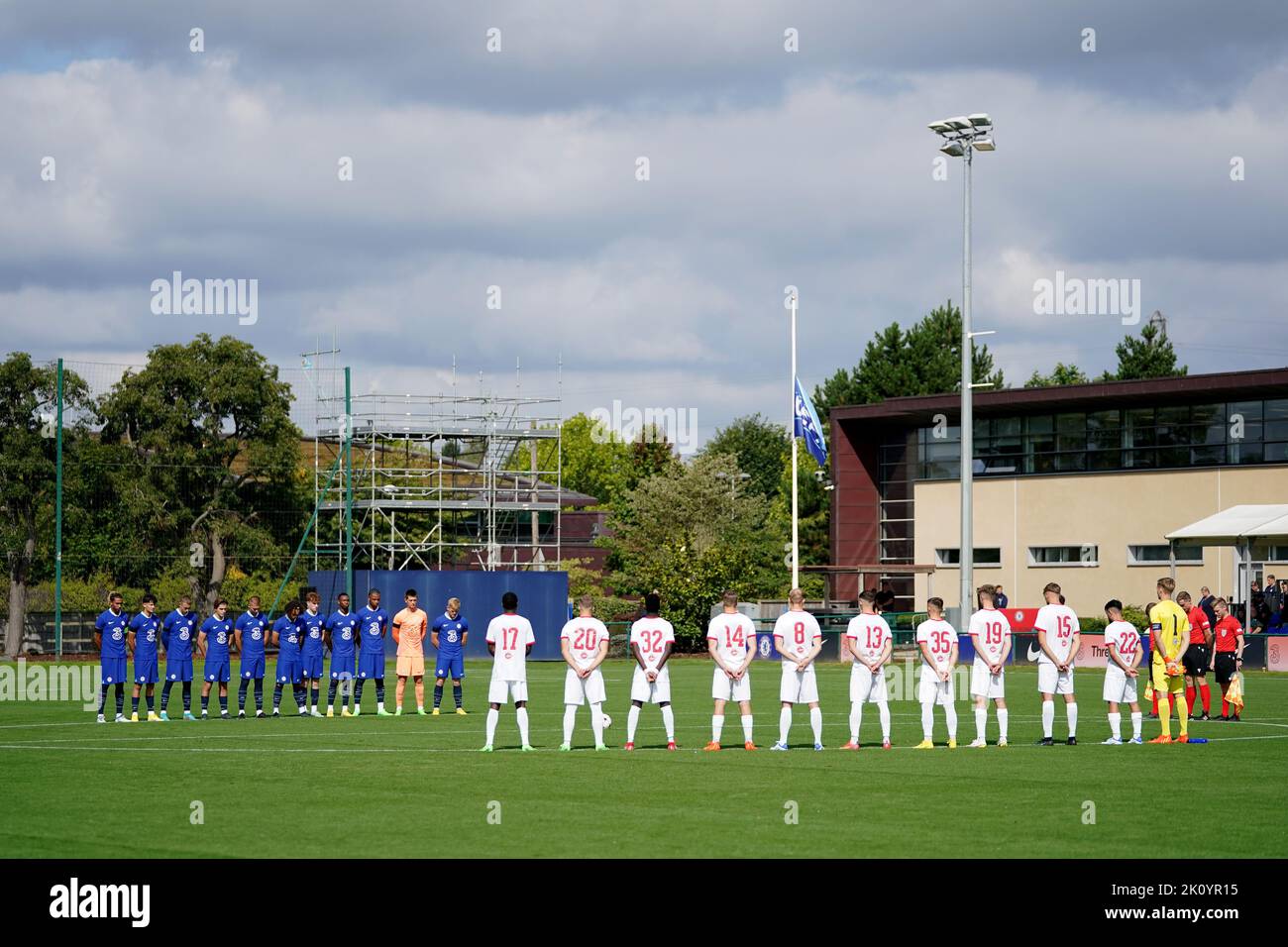 I giocatori di Chelsea e RB Salzburg osservano un momento di silenzio in ricordo della regina Elisabetta II, davanti alla partita della UEFA Youth League al Cobham Training Ground, Stoke d'Abernon. Data immagine: Mercoledì 14 settembre 2022. Foto Stock