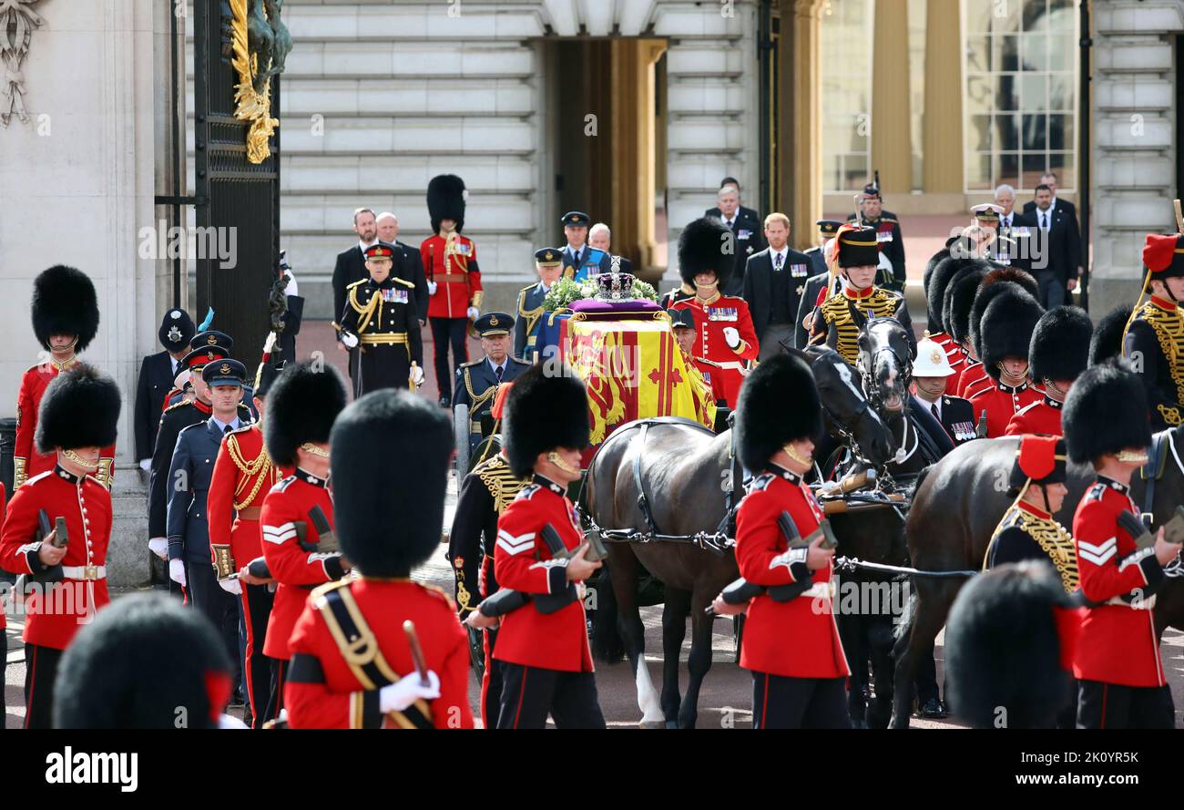 Londra, Regno Unito. 14th Set, 2022. La bara di sua Maestà la Regina Elisabetta II viene trasportata su una carrozza da Buckingham Palace verso Westminster Hall, dove il suo corpo rimarrà in stato per quattro giorni seguiti dai suoi figli Re Carlo III, Principessa Anna, Principe Andrea, Principe Edoardo, Principe William e Principe Harry a Londra. Mercoledì 14 settembre 2022. Foto di Hugo Philpott/UPI Credit: UPI/Alamy Live News Foto Stock