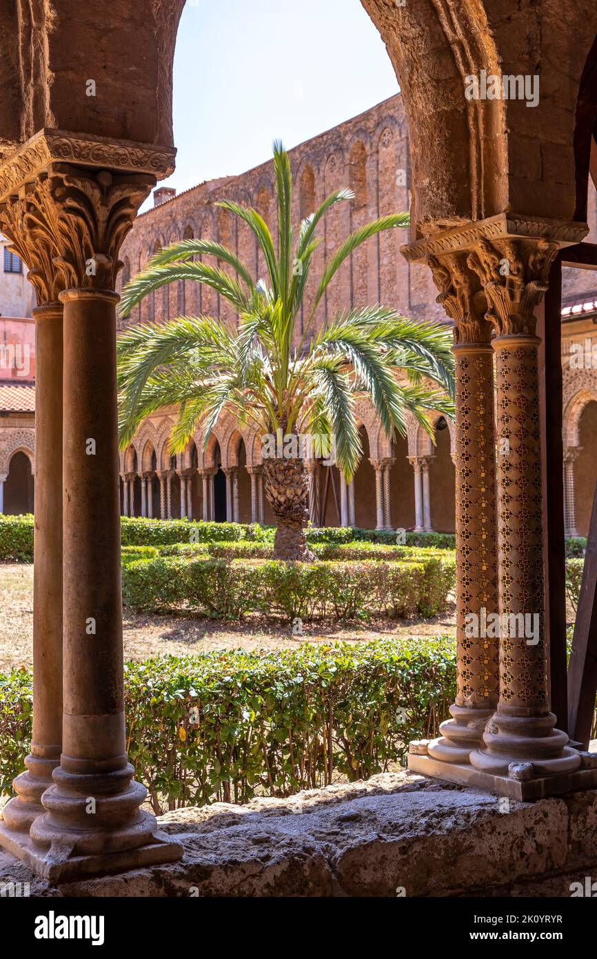 Monreale, Italia - 8 luglio 2020: Chiostro della cattedrale di Monreale (chiostro del duomo di Monreale), Sicilia, Italia Foto Stock